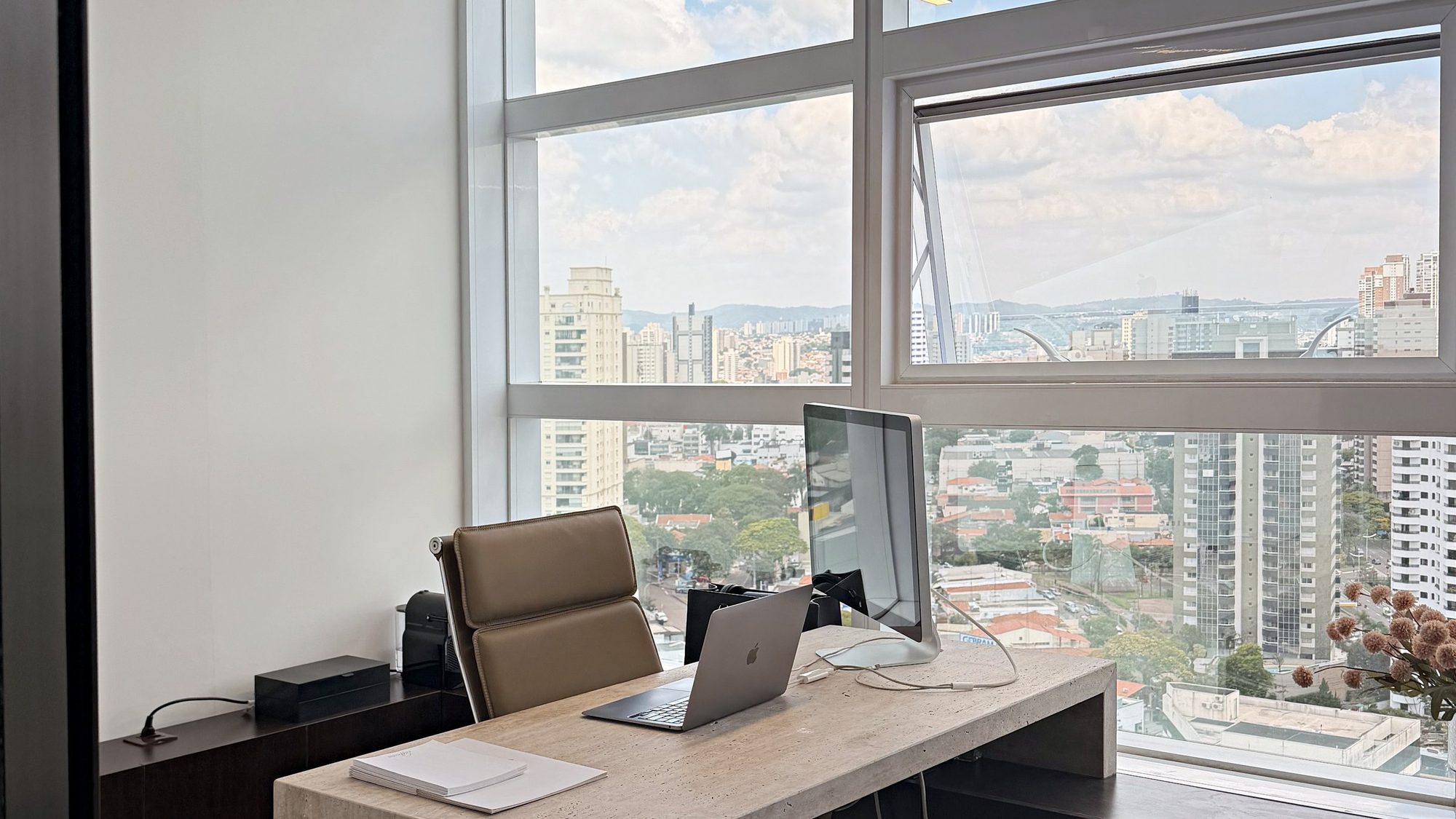 Sala com vista para a cidade